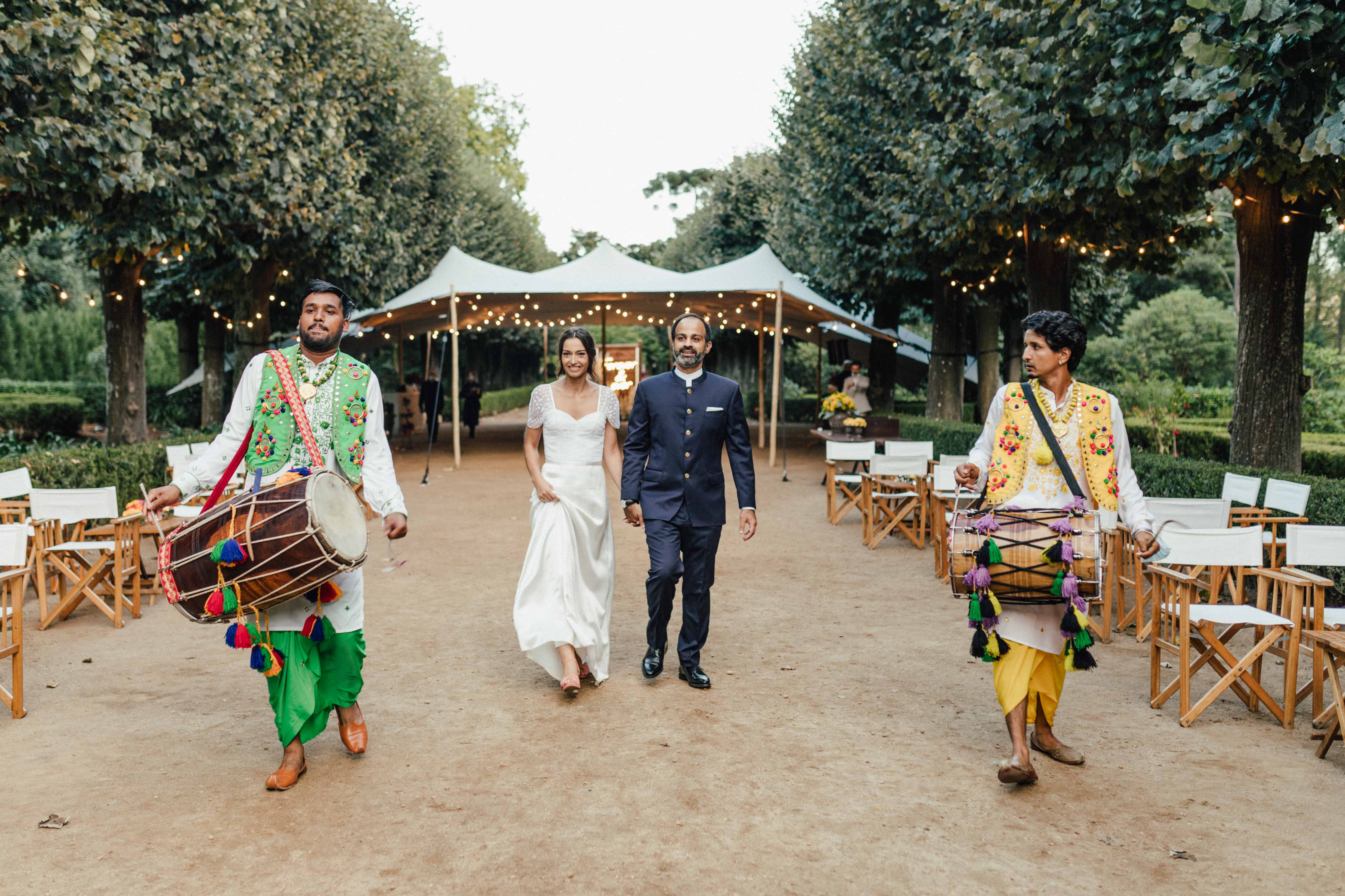 Ana e Jaime entre dois dhol drummers indianos, em procissão pela alameda da Quinta do Jordão