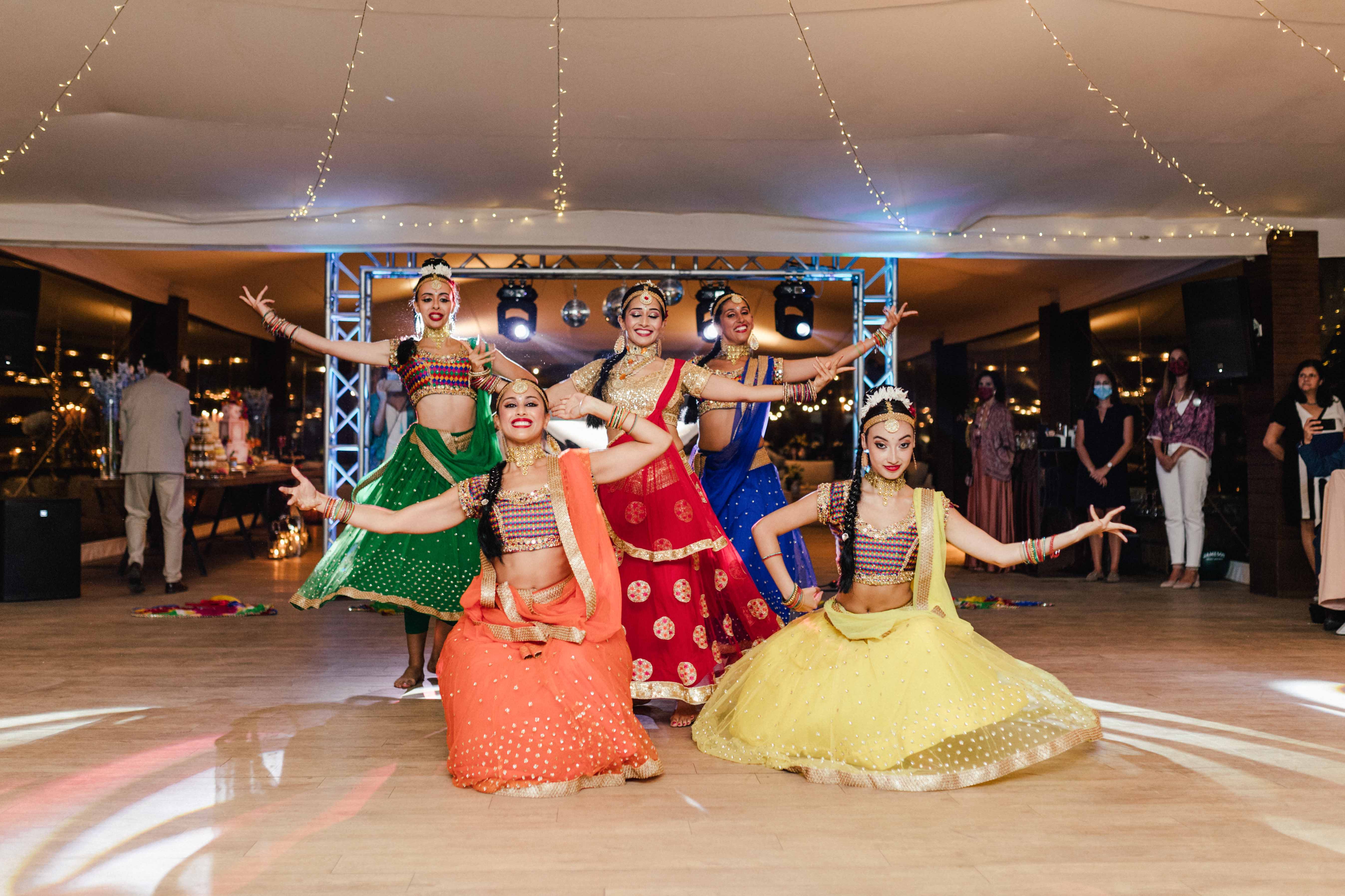 Bailarinas indianas em traje tradicional do Rajastão, durante a actuação na recepção
