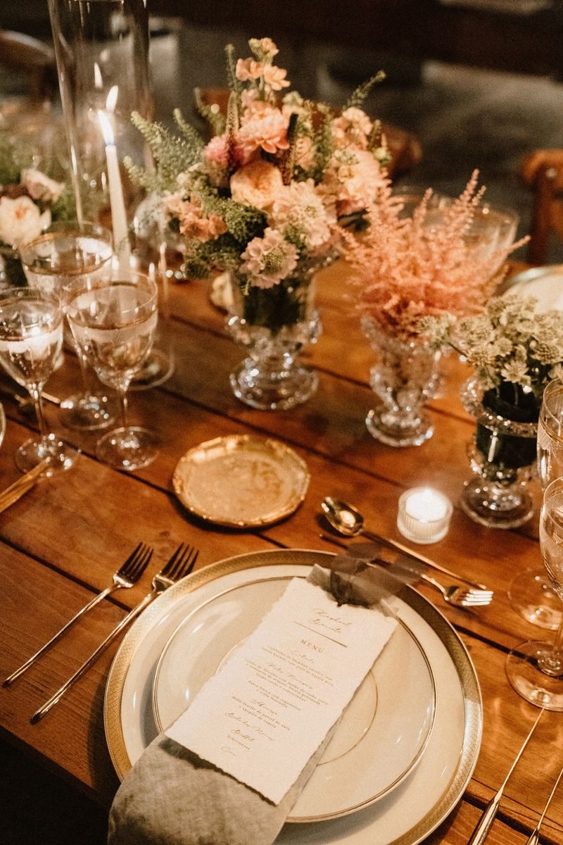 Detalhe de mesa com florais em tons pêssego