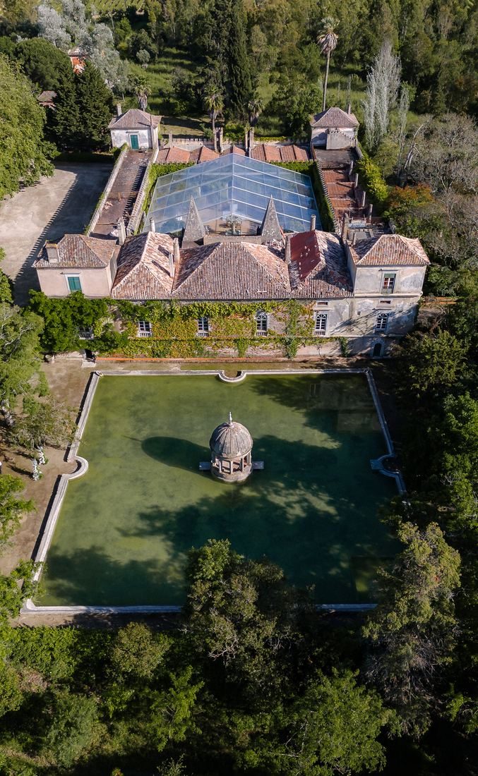 Vista aérea da Quinta das Torres com o templete sobre o lago