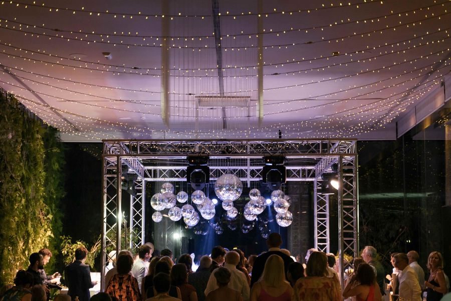 Festa sob fairy lights e bolas espelhadas