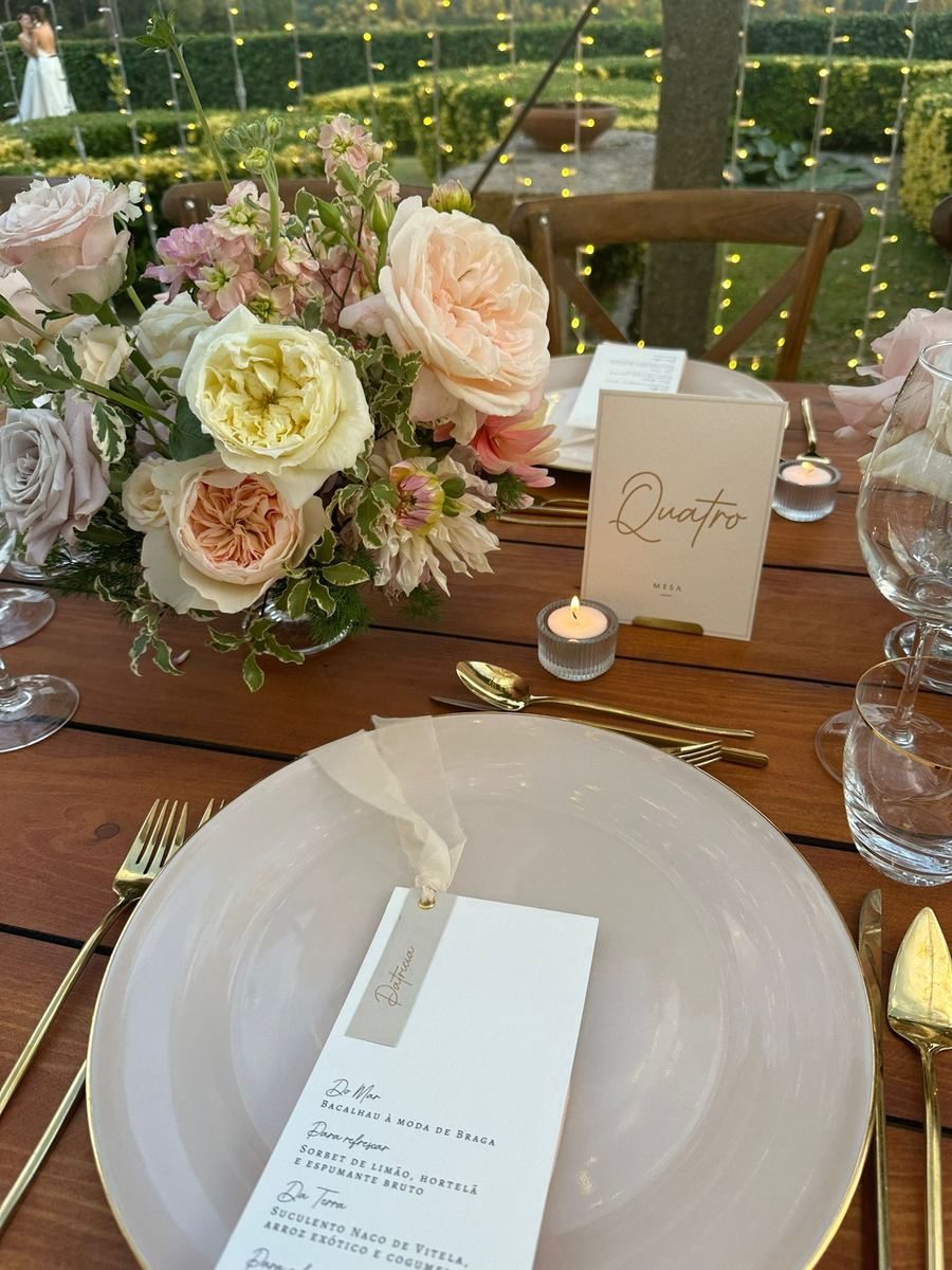 Detalhe de mesa, menu e composição floral