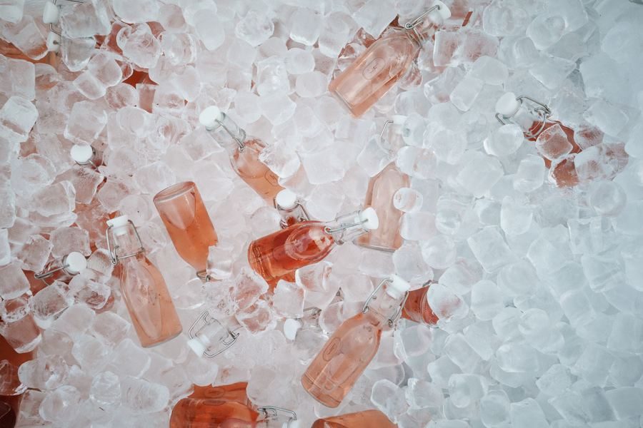 Bebidas servidas em cama de gelo