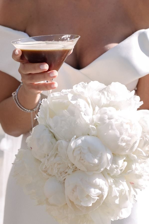 Ramo de peónias brancas e espresso martini