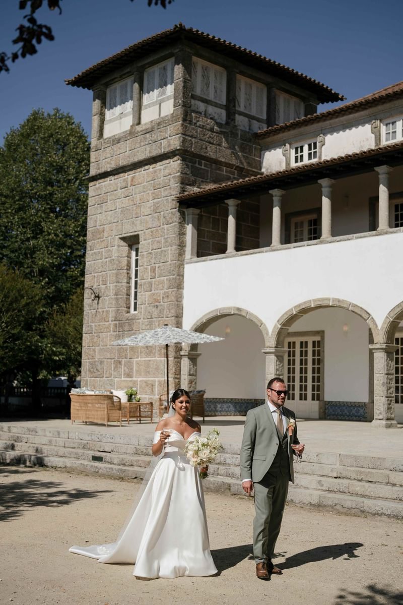 Audrey e Mathieu junto à torre da Colunata