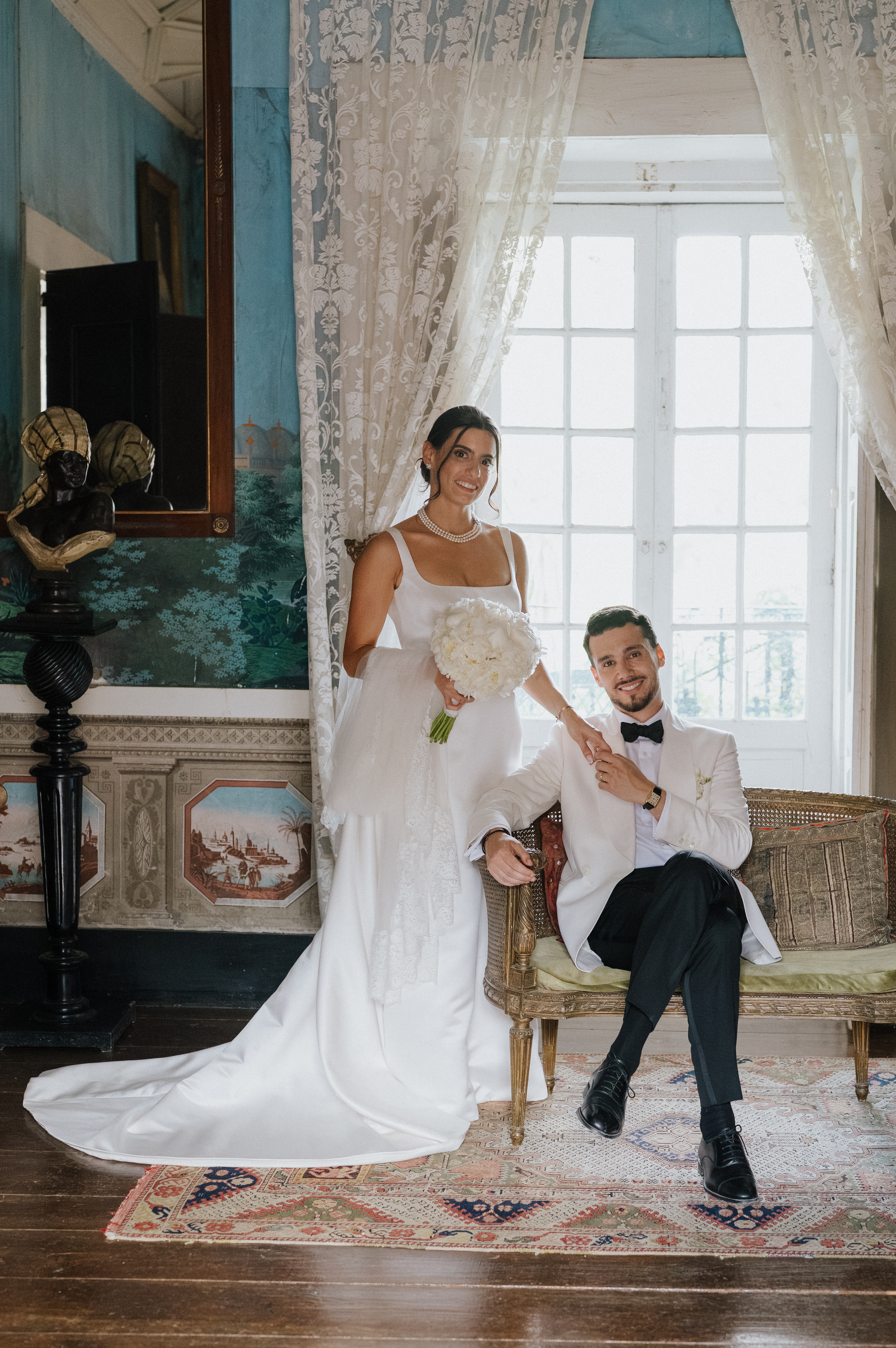 Joana e Francisco no salão de retratos de Casa de Sezim