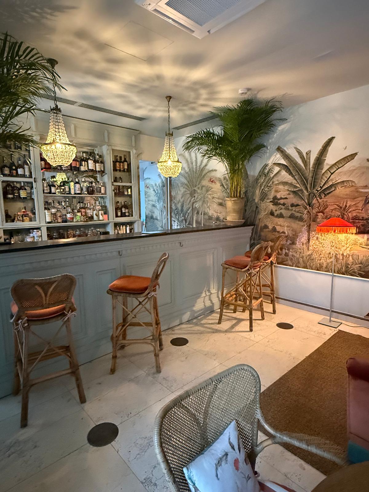 Palazzo Vecchio, Taormina, interior de bar com murais pintados