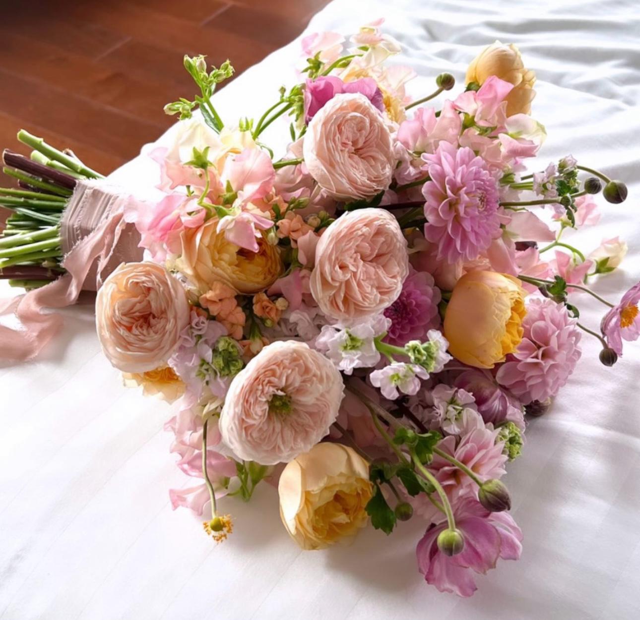 Ramo de noiva em rosas garden, ranunculus, sweet peas e dálias, em tons pêssego e rosa