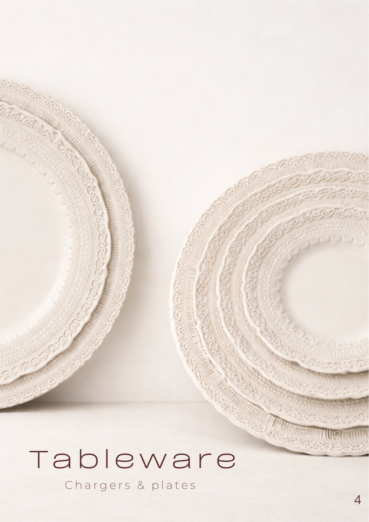 Pratos marcadores em louça branca de renda, da colecção de tableware